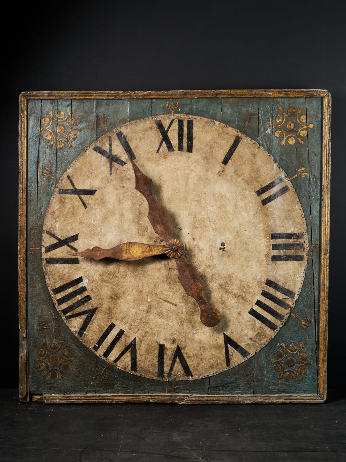 Clock on a Polychromed panel with leftover of the mechanism in the back.Gilded hands fixed on a tin sheet., 1st half 19th Century