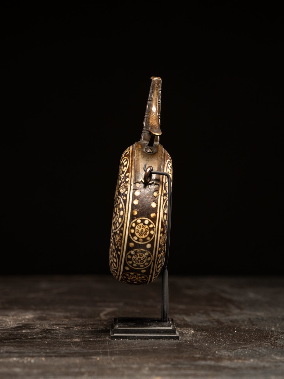 Powder flask in wood inlaid with bone, German, Nuremberg., 16th C