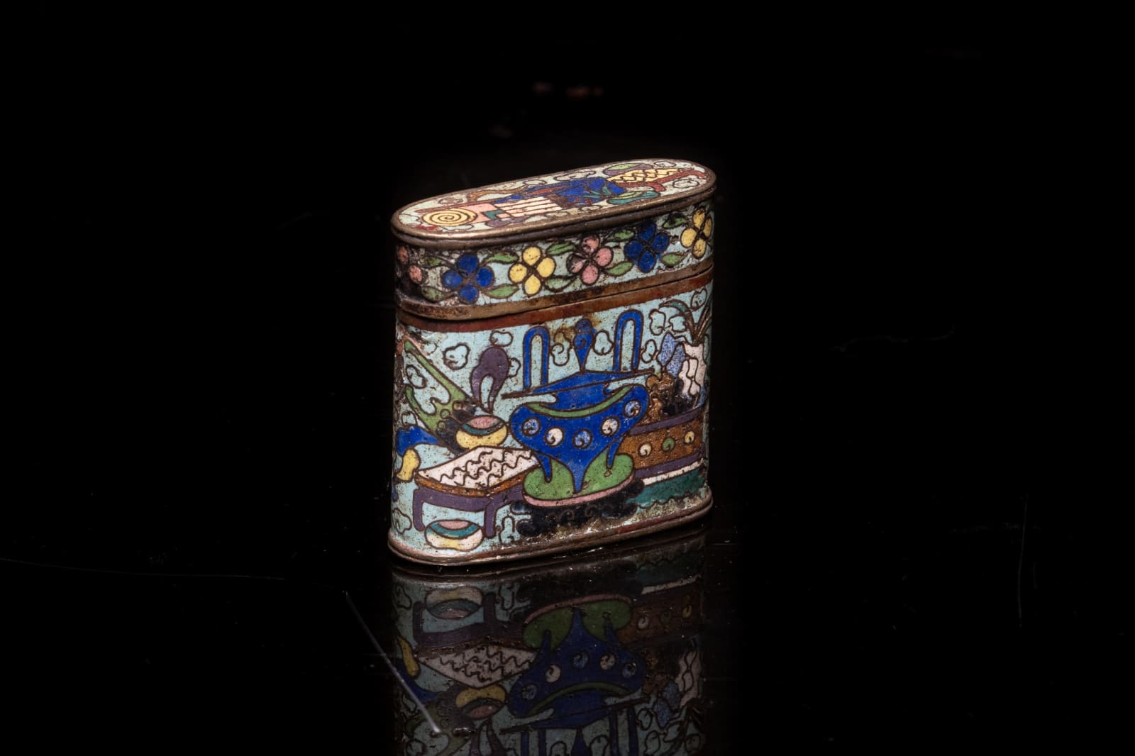 Antique Chinese Opium Box in Cloisonné Enamel, decorated with Floral Motifs and Interior Scenes, 19th Century
