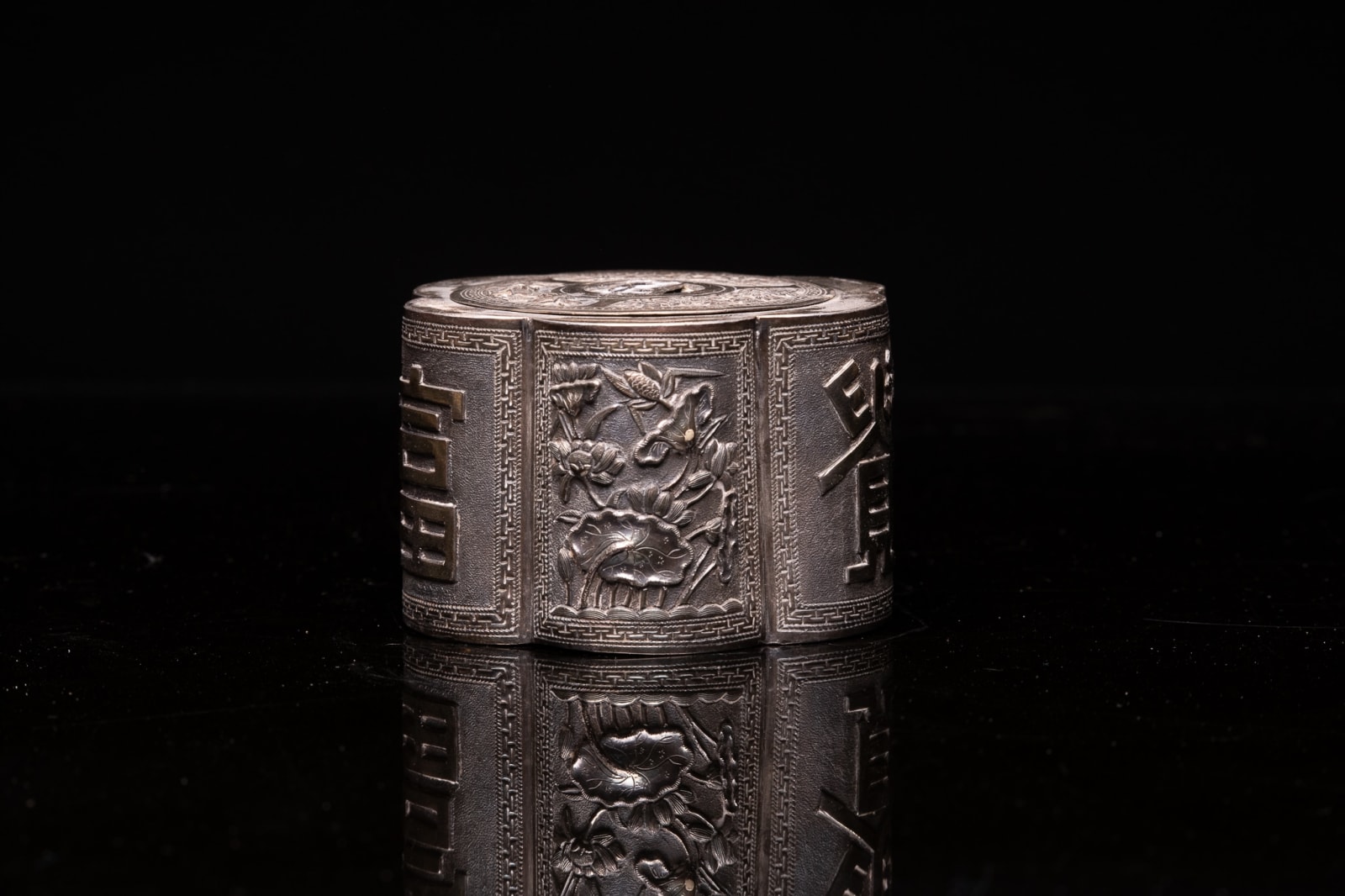 Antique Chinese Multi-Lobed Opium Box in Silver, Decorated with Reliefs with Ideograms (one of the two refers to wealth), a Chrysanthemum (symbol of longevity) and Foliage, 19th Century
