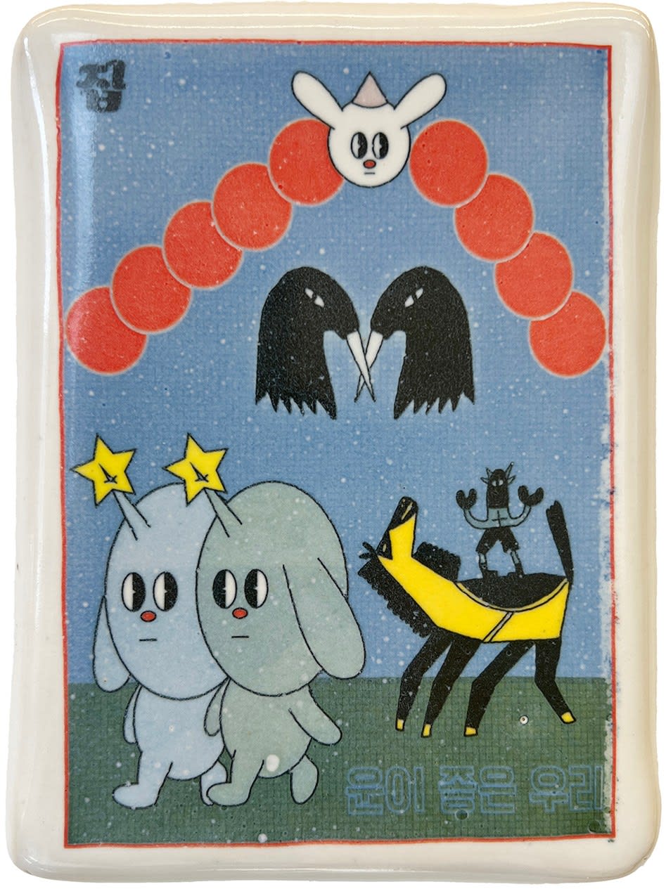 Ceramic sculpture of a card with two crow heads, two dogs with horns with stars, a white rabbit head and a black horse.