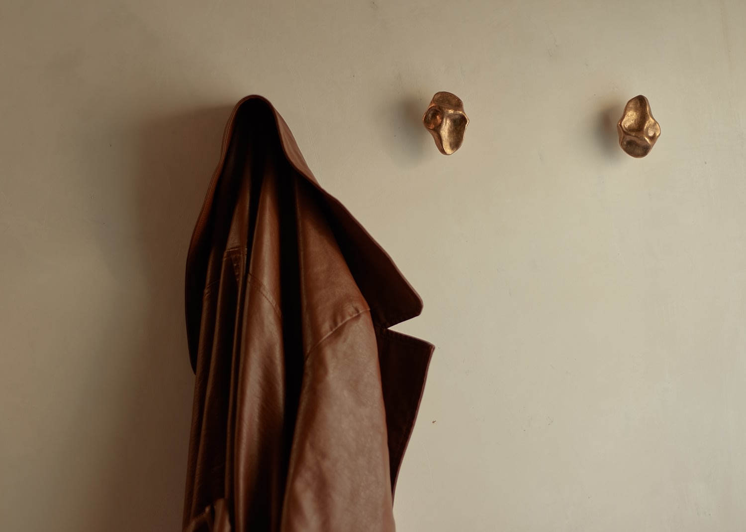 Eva Anna Gulacsi, Firm Pinch Large Knob/Hook