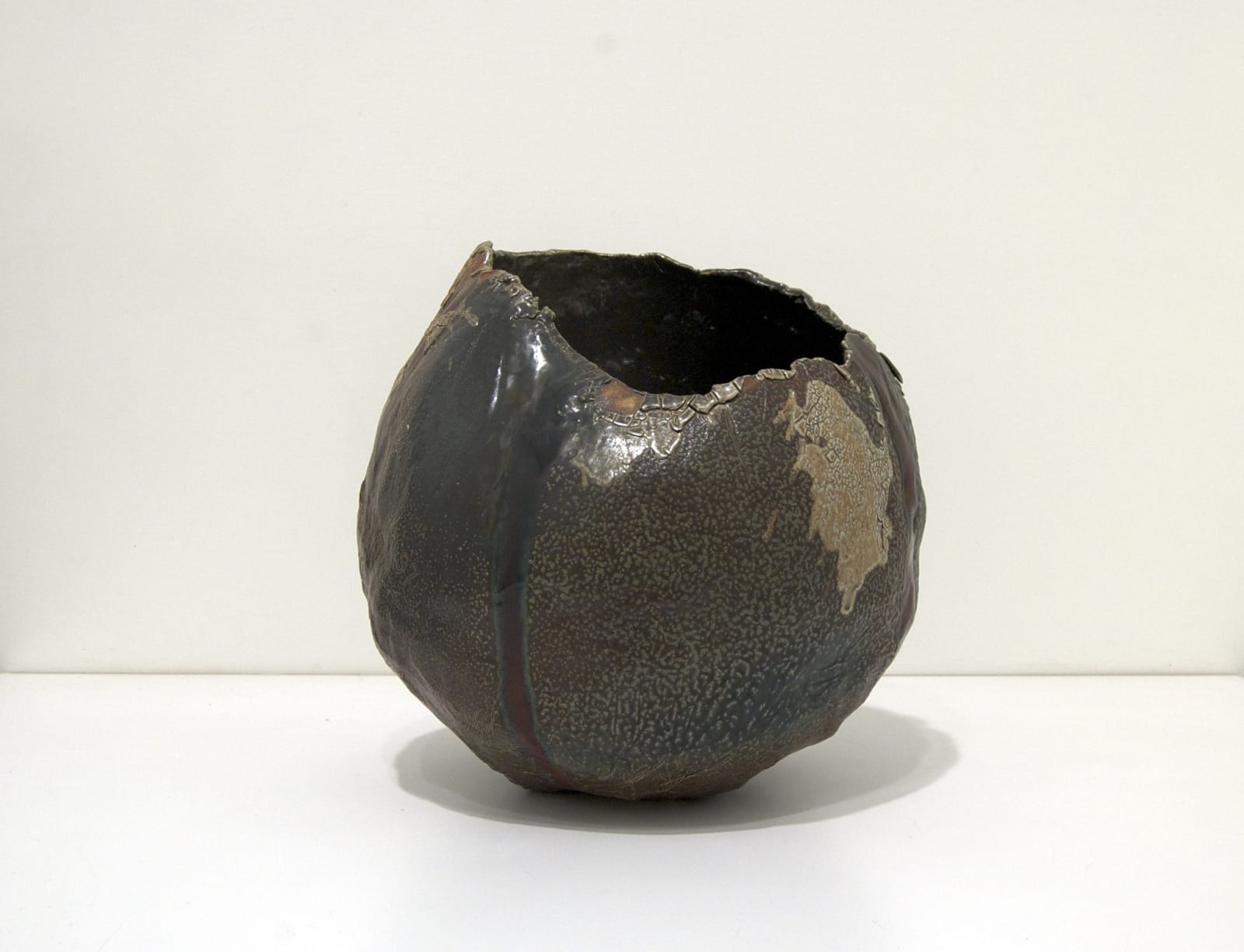 Ceramic spherical bowl glazed black