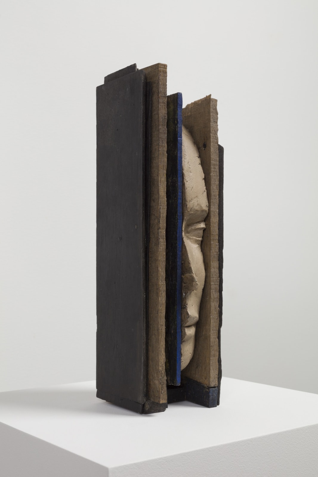 Image of Mark Manders sculpture Head with Thin Blue Vertical.