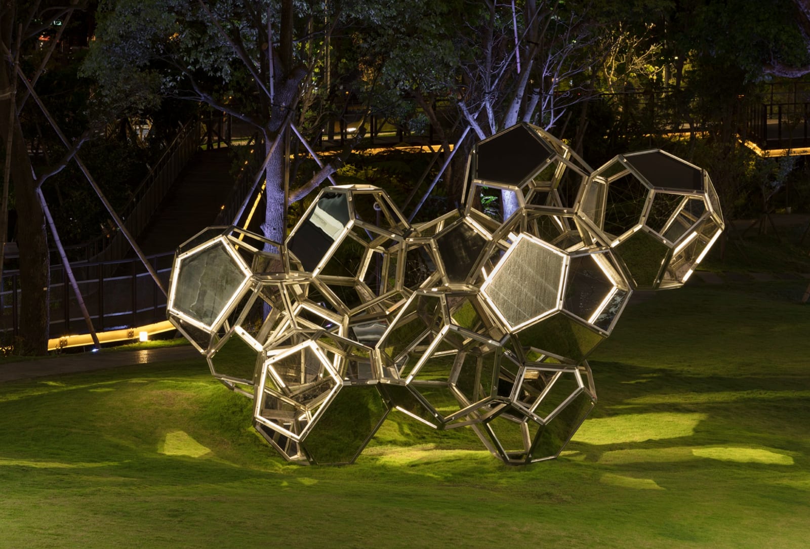 Image Cloud City: HAT-P-12.