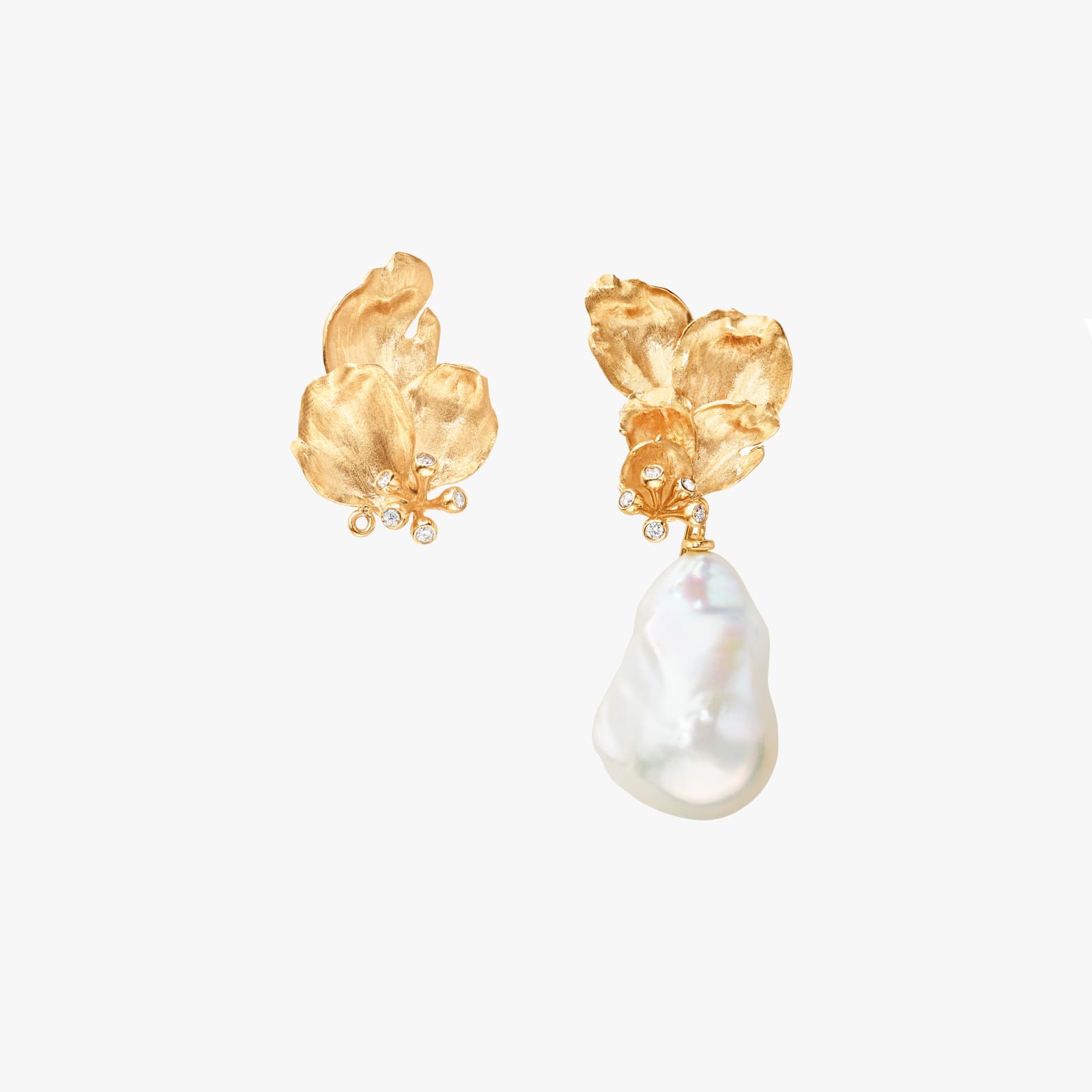 Ole Lynggaard Copenhagen, Wild rose earrings with pearl pendant