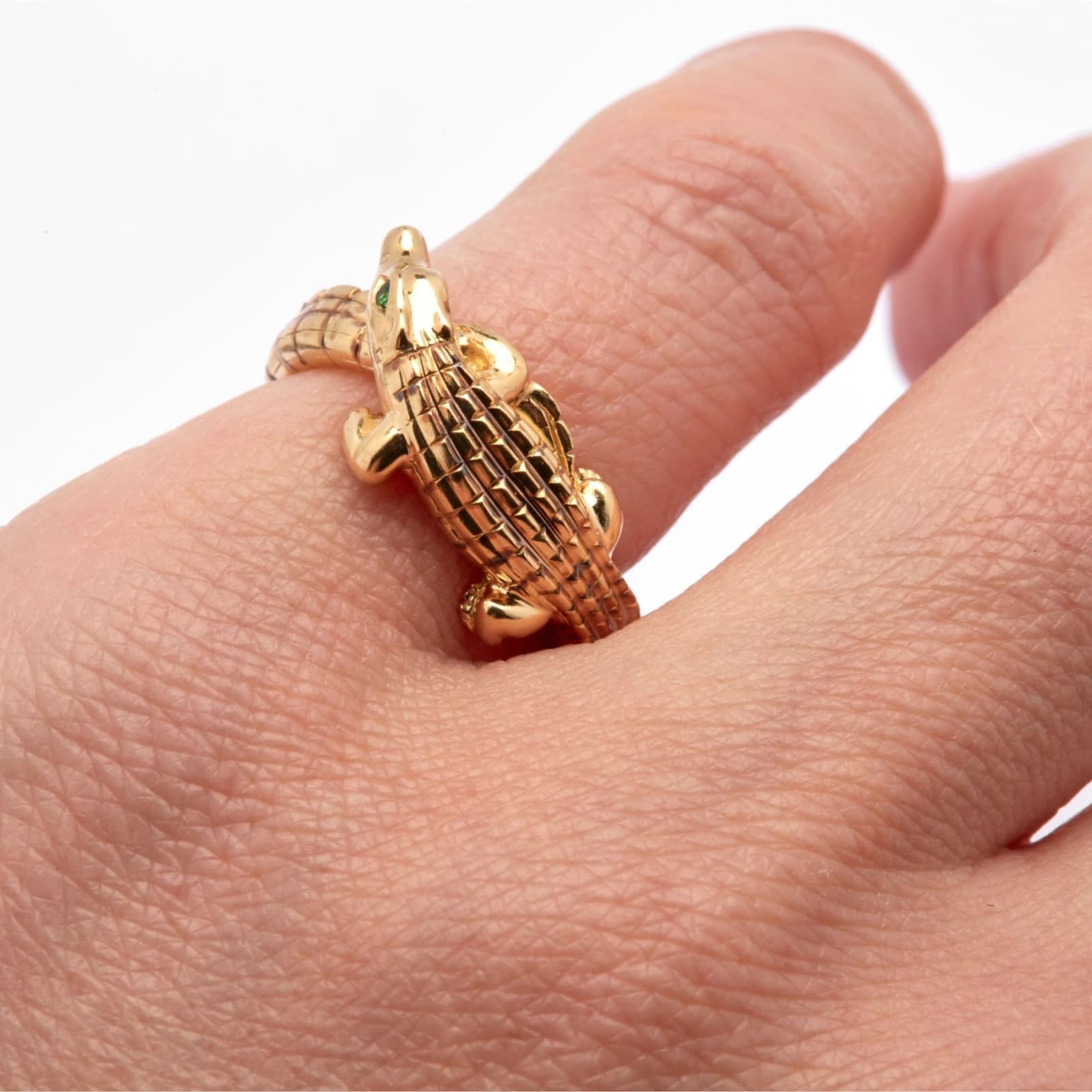 Bibi Van Der Velden, Alligator pinky ring