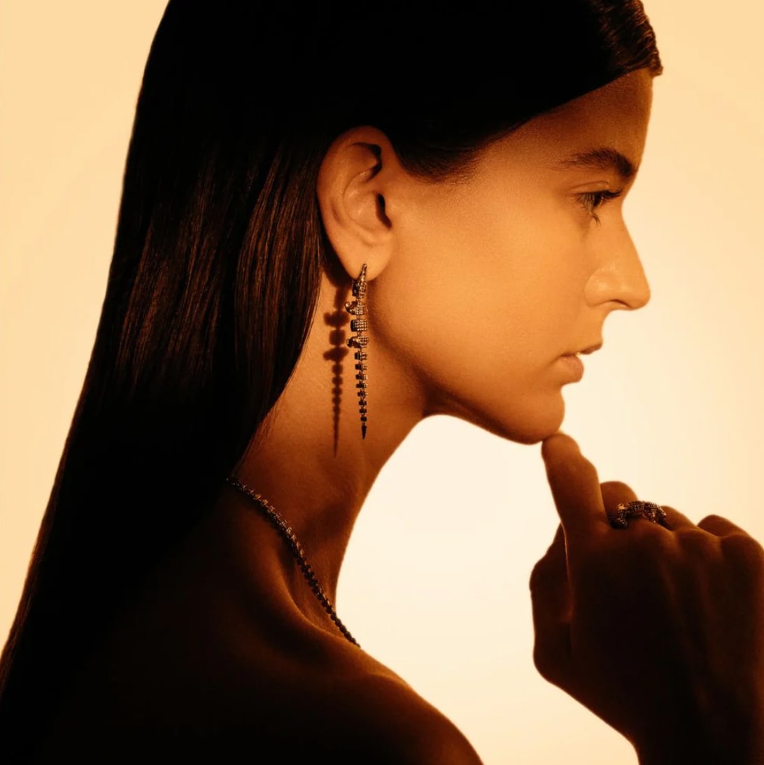 Bibi Van Der Velden, Alligator vertebrae bite earring