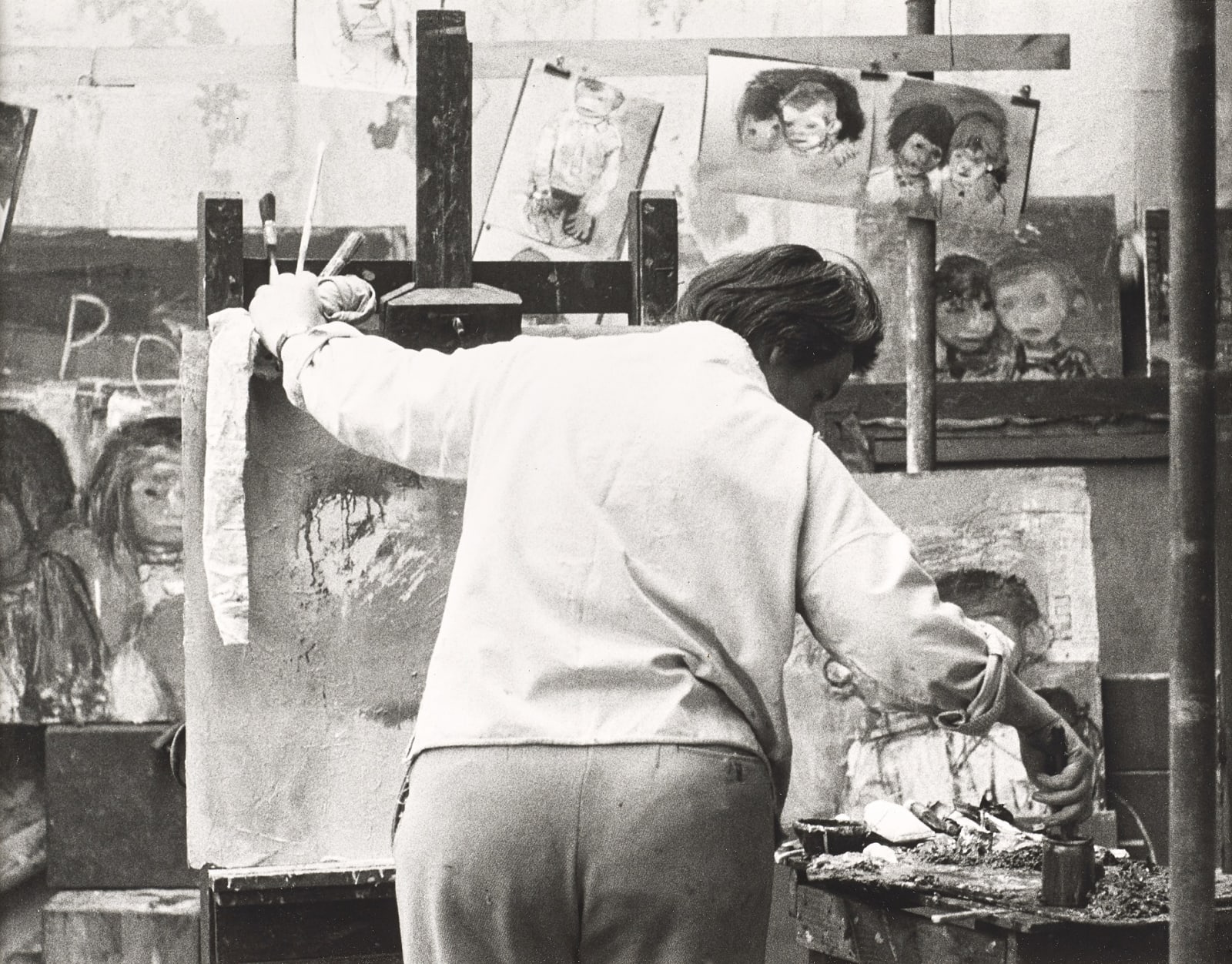Oscar Marzaroli, Joan Eardley painting in her Townhead studio (D), 1962