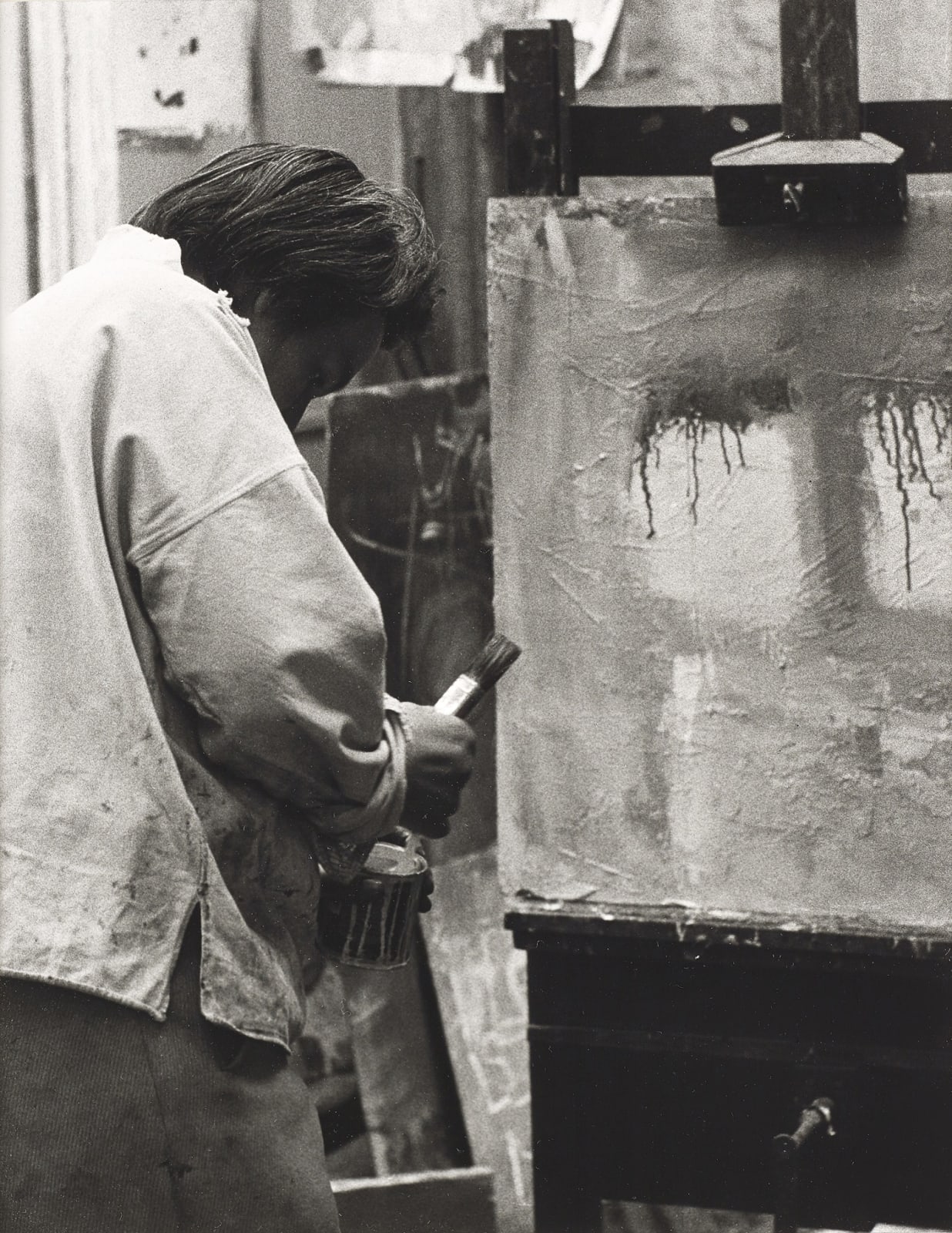 Oscar Marzaroli, Joan Eardley painting in her Townhead studio (A), 1962