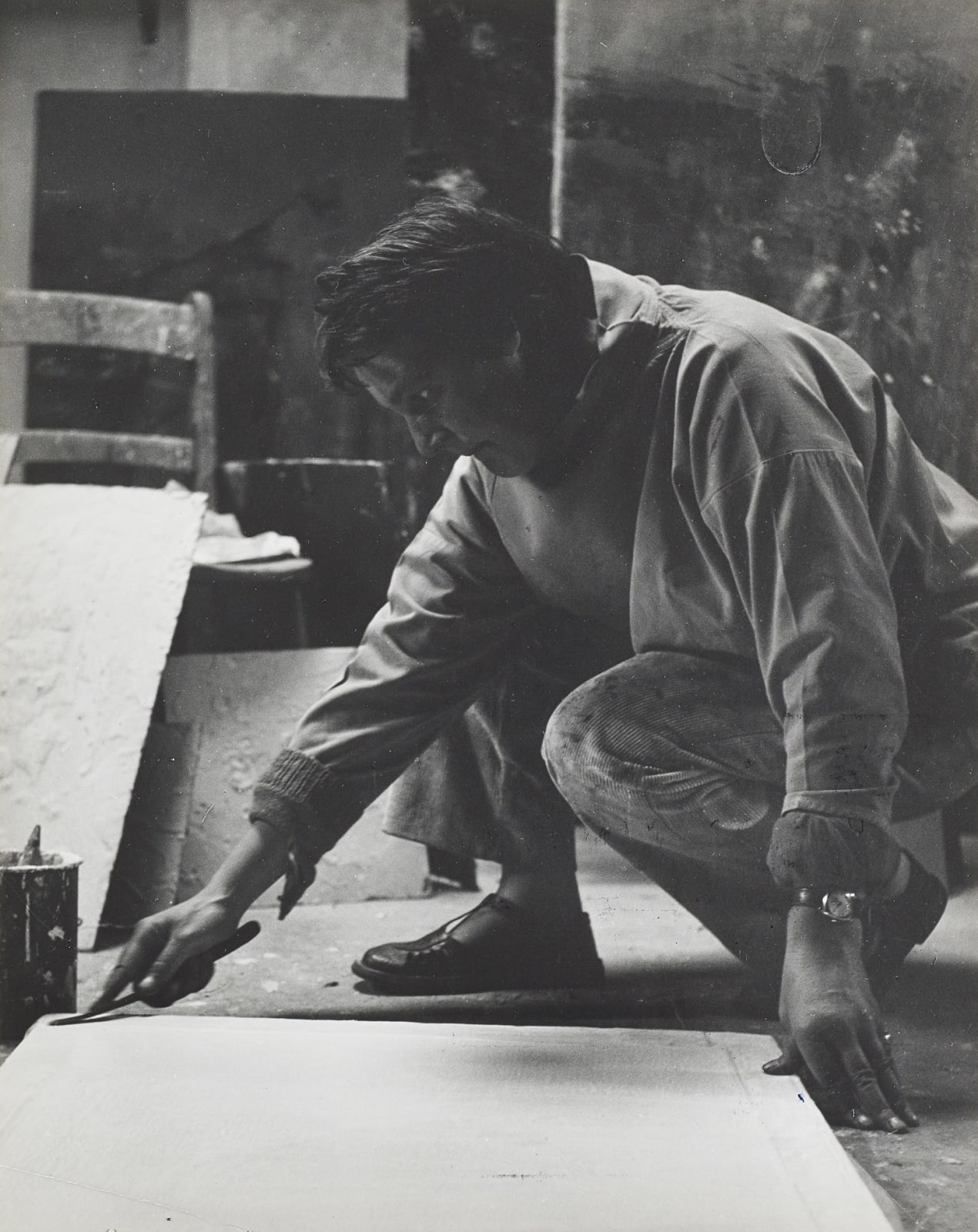 Oscar Marzaroli, Joan Eardley preparing a canvas, Townhead studio, 1962