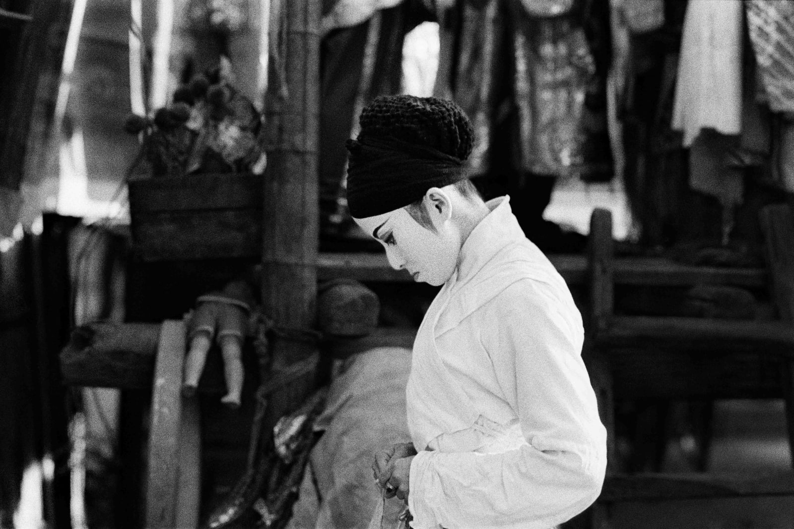 陳傳興Tsun-Shing Cheng, 白色女伶與側光 Actress in white in sidelight, 1978