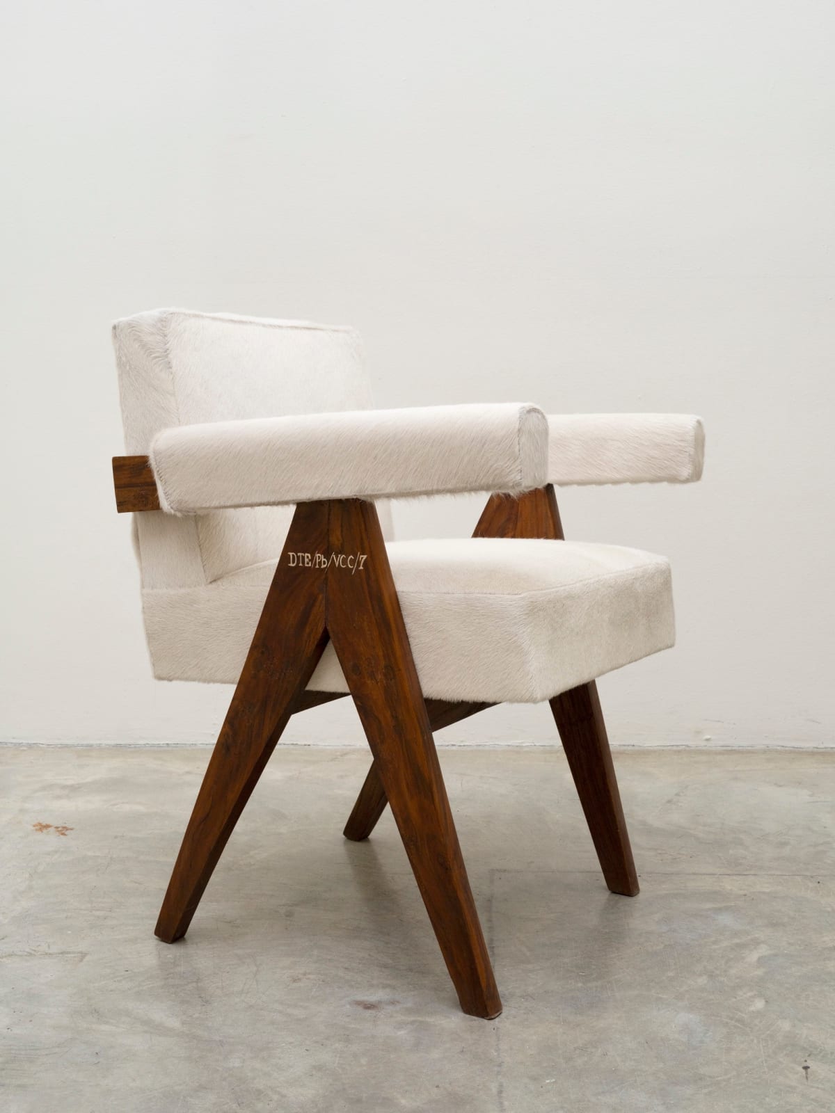 Pierre Jeanneret, Pair of 2 cowhide chairs