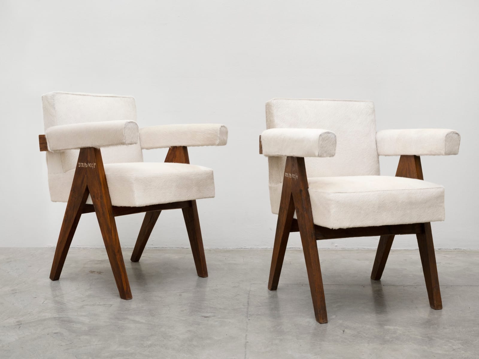 Pierre Jeanneret, Pair of 2 cowhide chairs