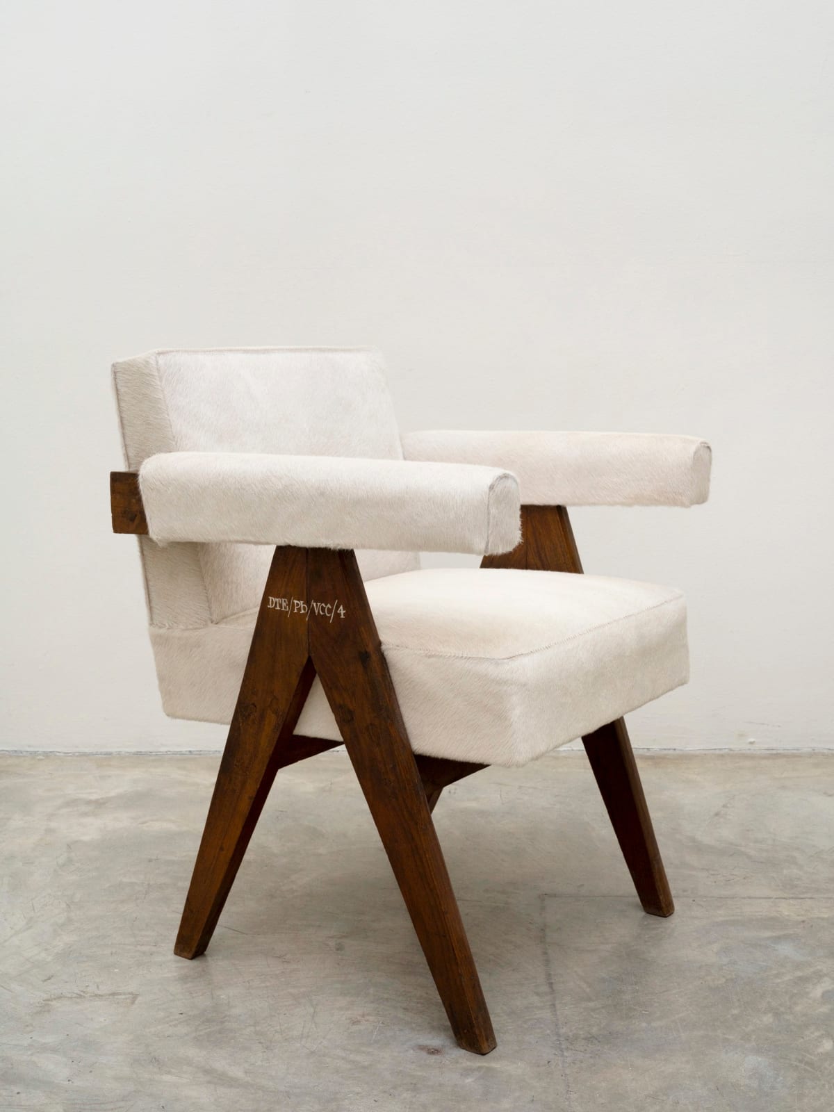 Pierre Jeanneret, Pair of 2 cowhide chairs