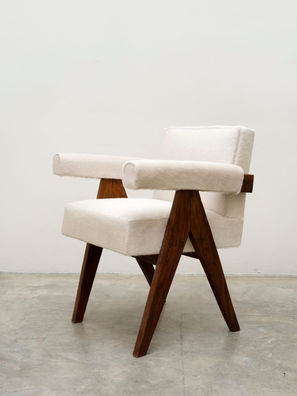 Pierre Jeanneret, Pair of 2 cowhide chairs