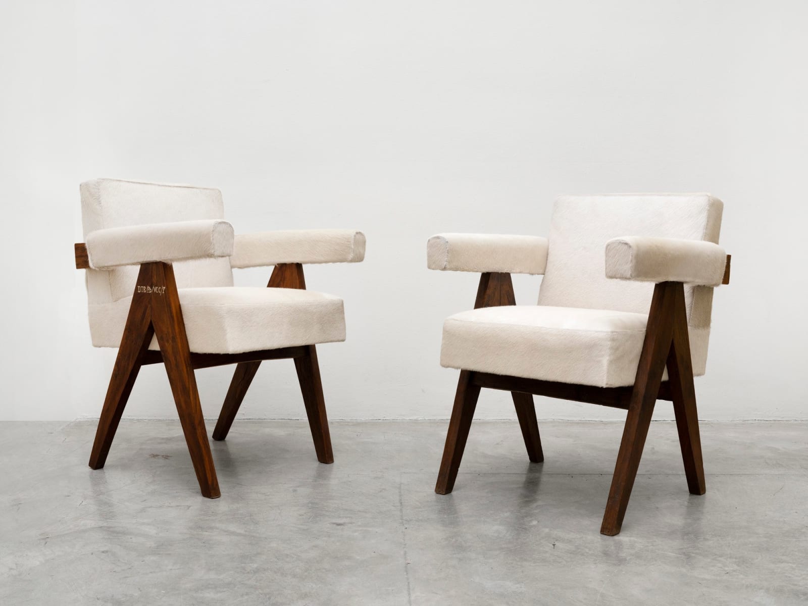 Pierre Jeanneret, Pair of 2 cowhide chairs