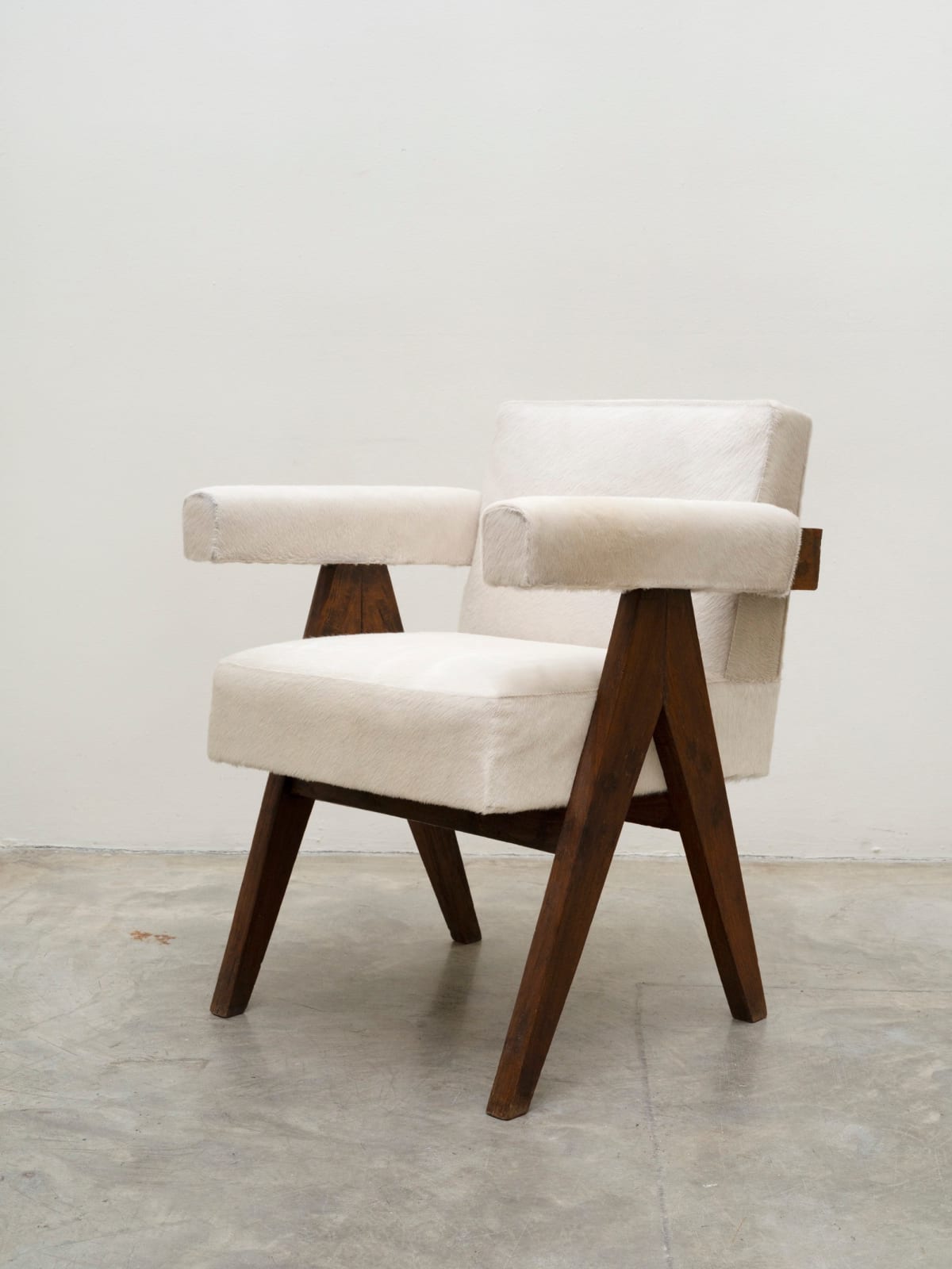Pierre Jeanneret, Pair of 2 cowhide chairs