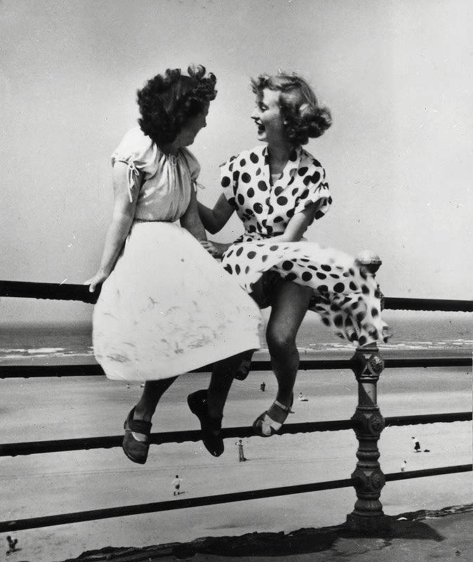 Bert Hardy, Maidens in Waiting, Blackpool, 1951