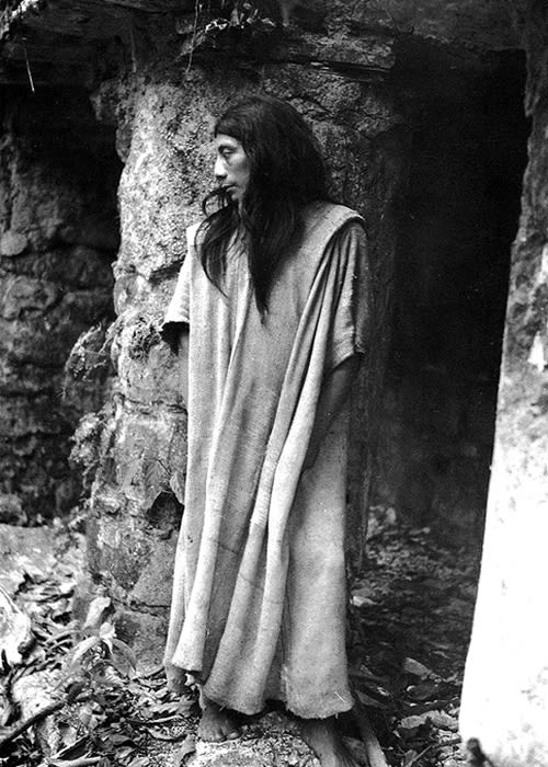 Manuel Alvarez Bravo, En el templo del tigre rojo, 1949