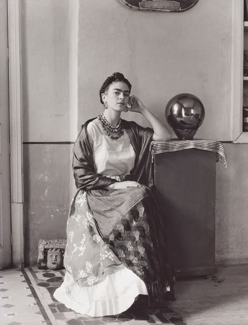 Manuel Alvarez Bravo, Frida Kahlo con globo, 1938