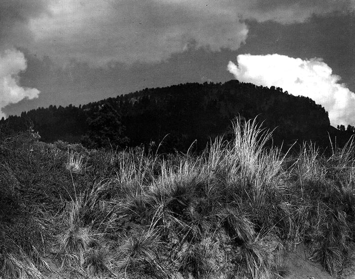 Manuel Alvarez Bravo, Montaña Negra, Nube Blanca, 1970