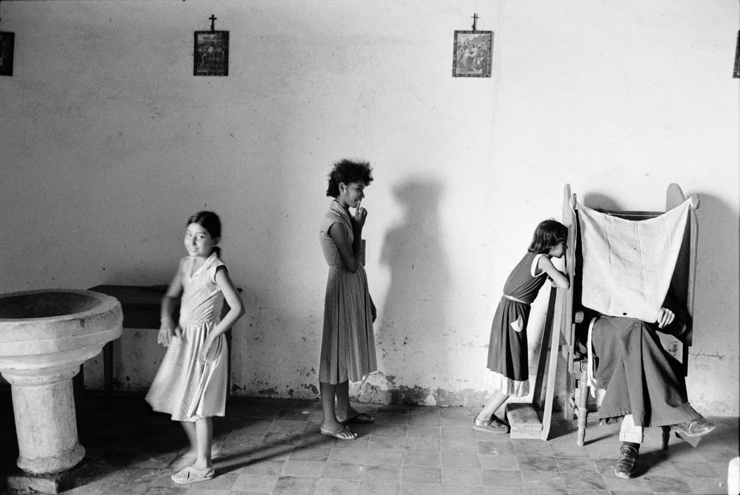 Chris Steele-Perkins, Village confessional, El Salvador, 1981