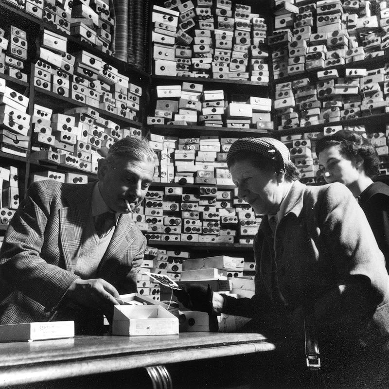 Bert Hardy, Piccadilly Button Shop, 1953