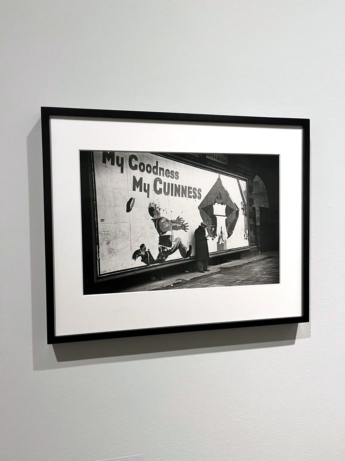 Bert Hardy, Cockney Life in the Elephant and Castle, My goodness my guinness, 1949