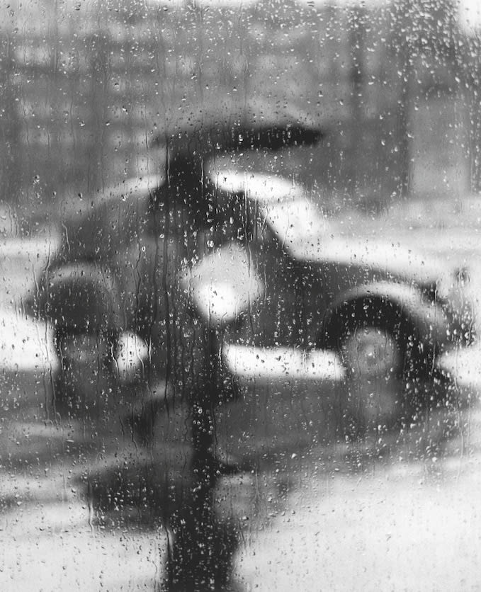 Sabine Weiss, 2 CV sous la pluie, Paris, 1957