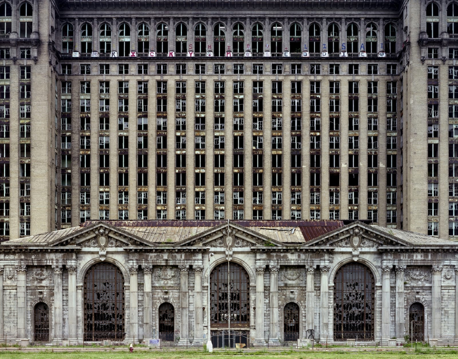 Yves Marchand & Romain Meffre, Michigan Central Station, Façade, 2007