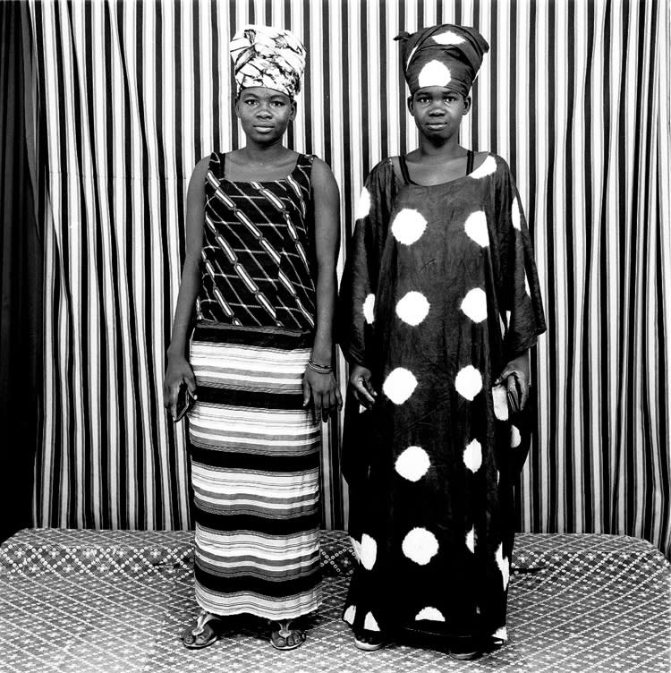 Malick Sidibé, Les deux copines jour de fête, 1975