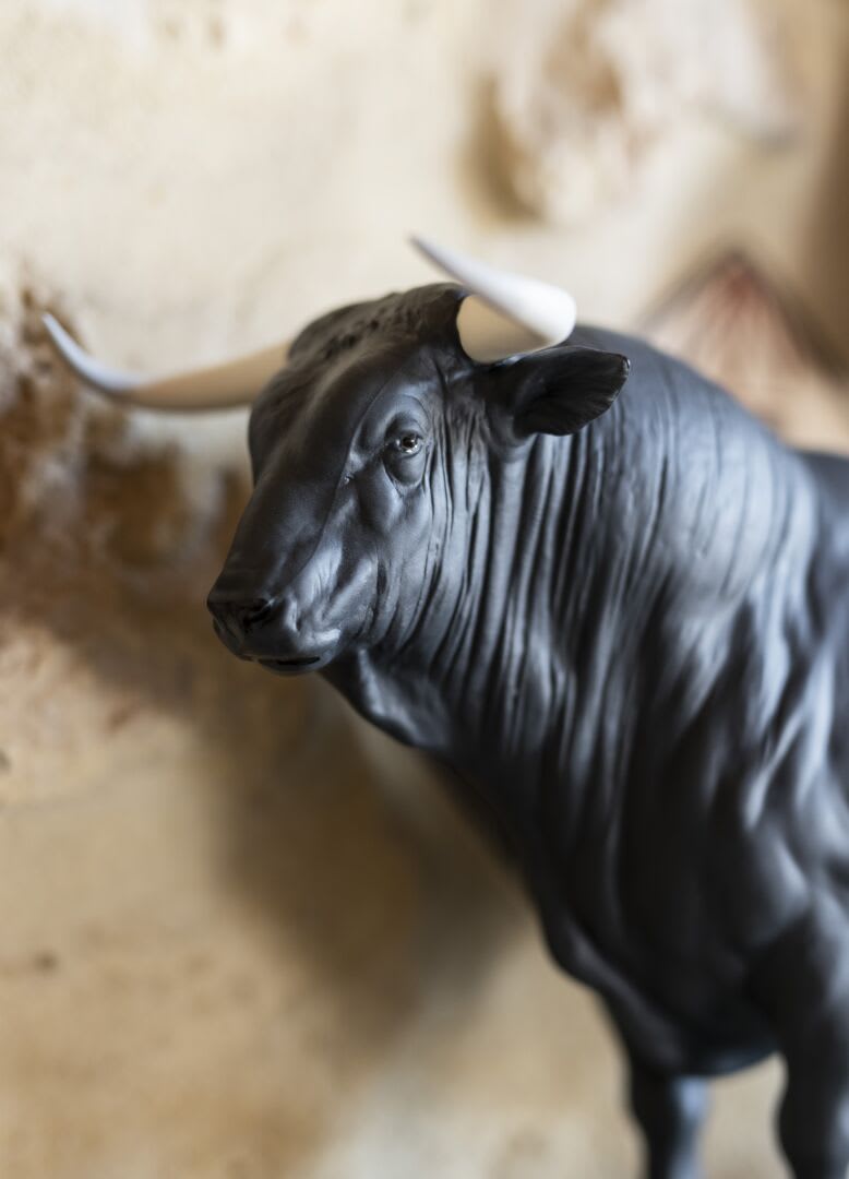LLADRÓ, SPANISH BULL SCULPTURE