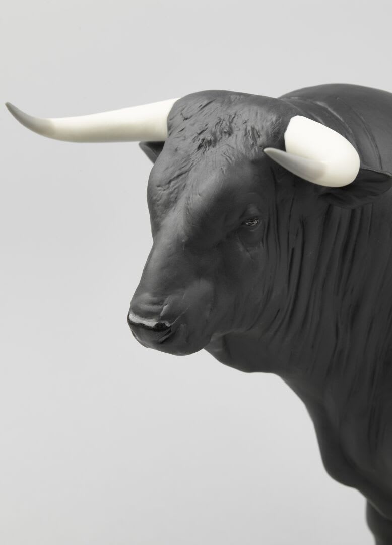 LLADRÓ, SPANISH BULL SCULPTURE