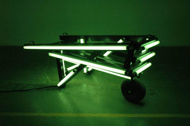 Iván Navarro, Flashlight, I am not from here, I am not from there, 2006