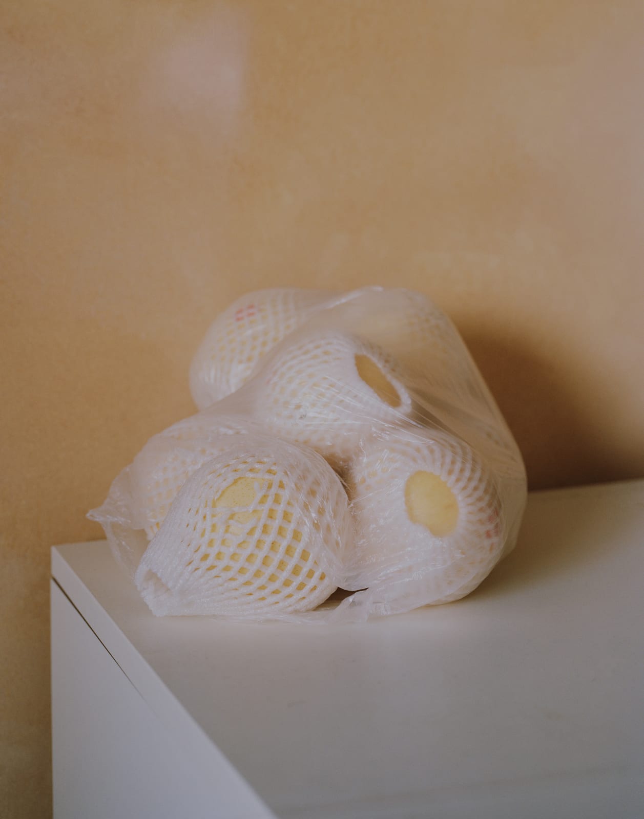 Gloria Wong, Pears from the series sik teng mm sik gong (pardon my chinese), 2020