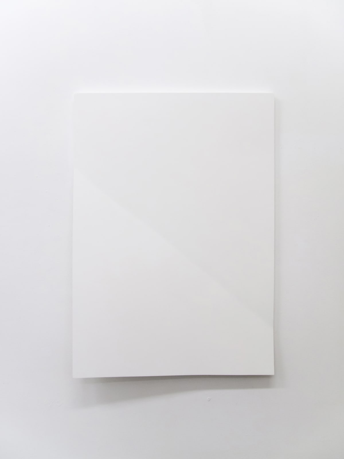 Cécile Dupaquier, Tableau (weiß-weiß 86x60, 1Falte) N°2, 2017