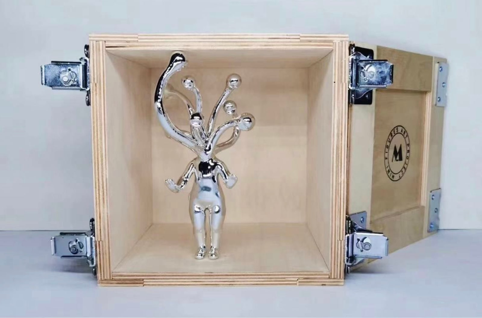 Guan Guan, Win a Female Artist_Sliver Glass, 2024