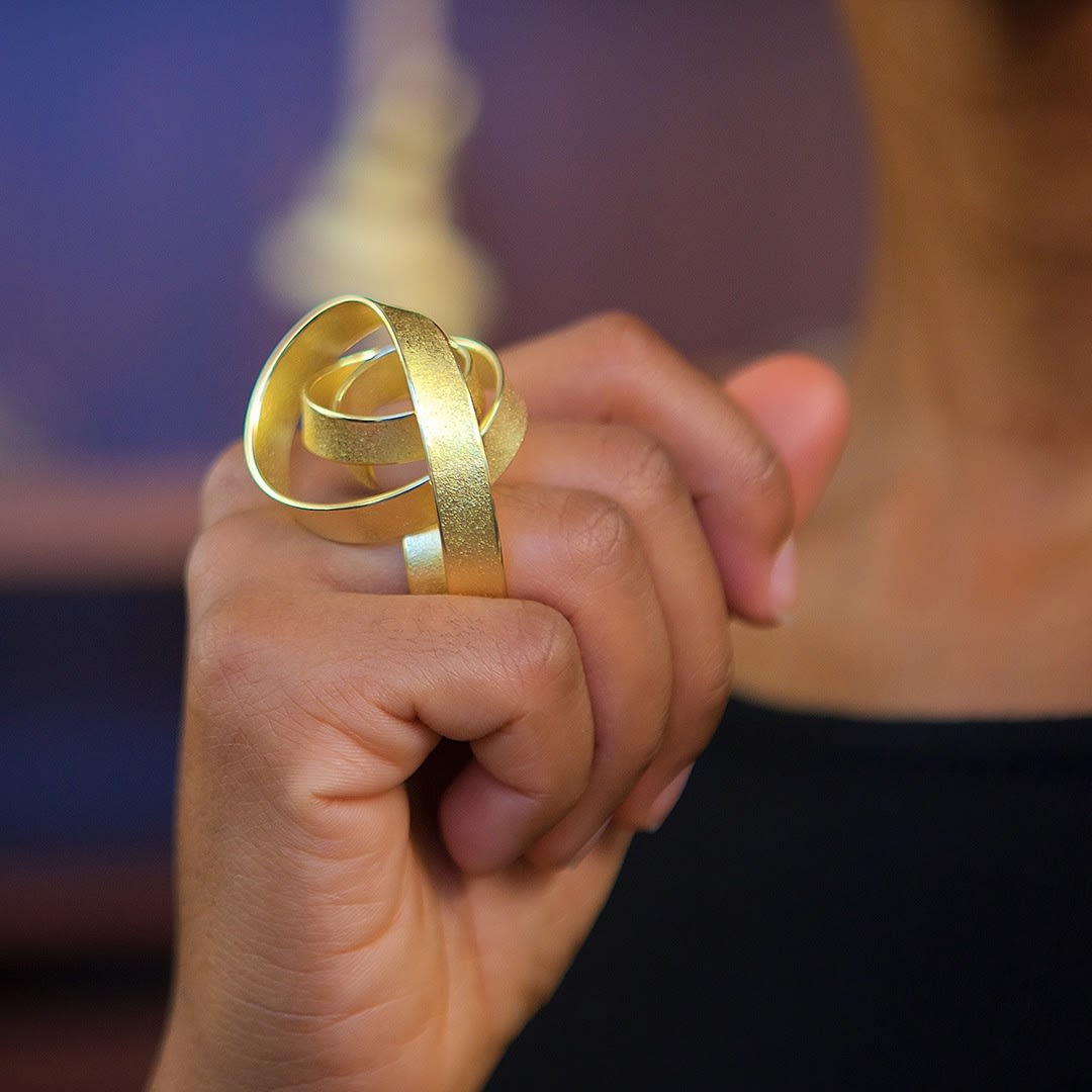 Sculptural ring – rose #2 – in 18 kt Fairtrade Gold by contemporary jewellery artist Ute Decker