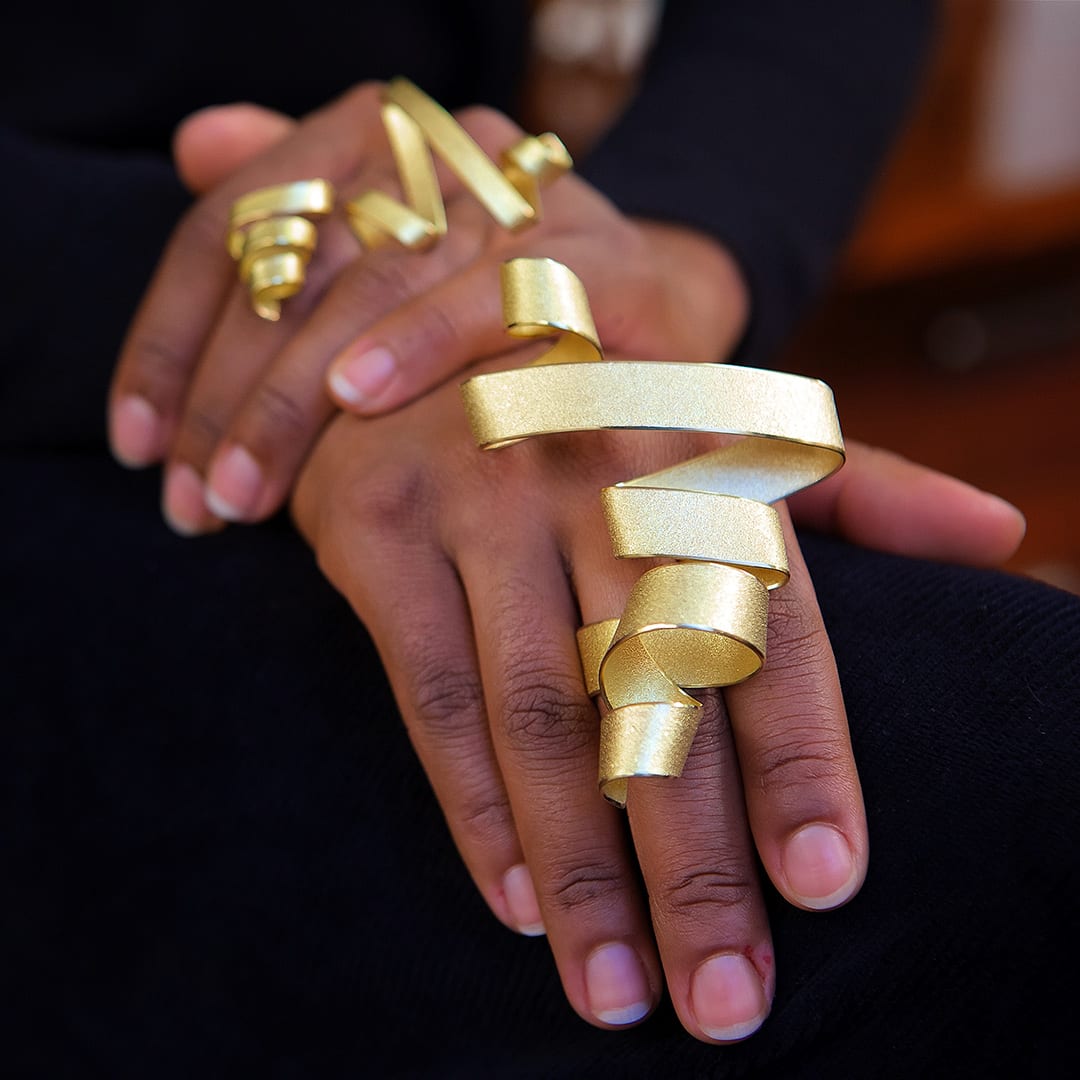 sculptural ring – calligraphy - in 18 kt Fairtrade Gold - sculptural jewelry by artist Ute Decker