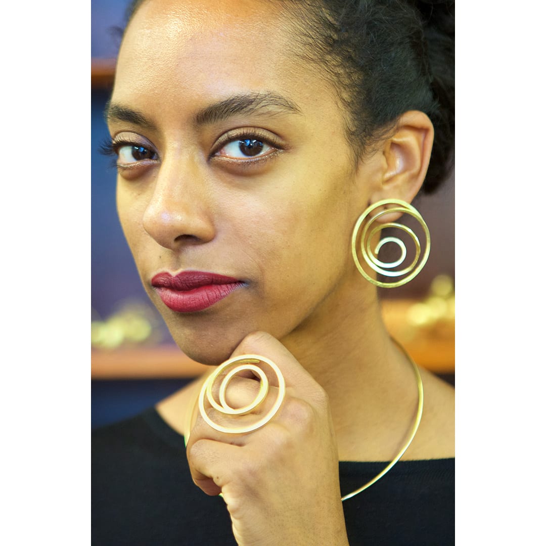 Contemporary art jewelry - infinity spiral ring in Fairtrade Gold by jewelry artist Ute Decker