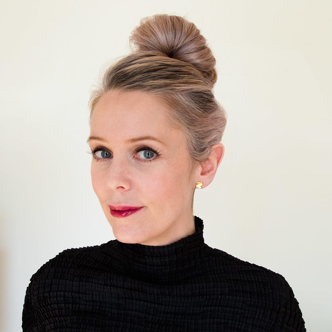 sculptural earrings – shallow waves - in 18 kt Fairtrade Gold - sculptural jewellery by artist Ute Decker