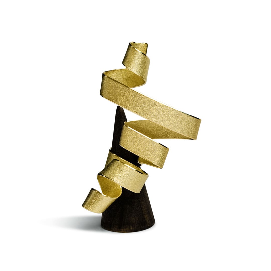 sculptural ring – calligraphy - in 18 kt Fairtrade Gold - sculptural jewellery by artist Ute Decker