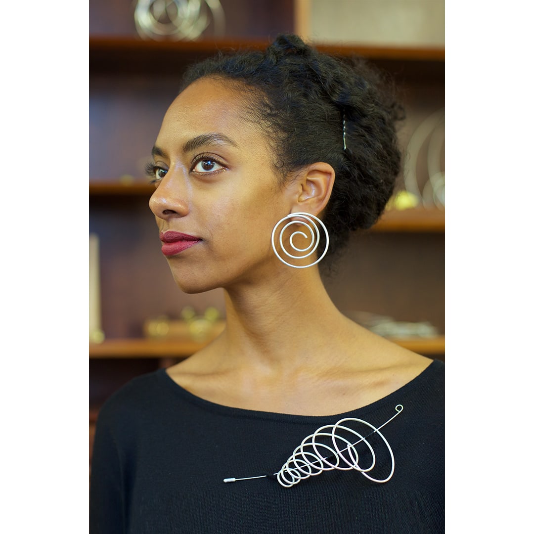 Sculptural brooch pin – small spiral - in 100% recycled silver – sculptural jewellery by artist Ute Decker