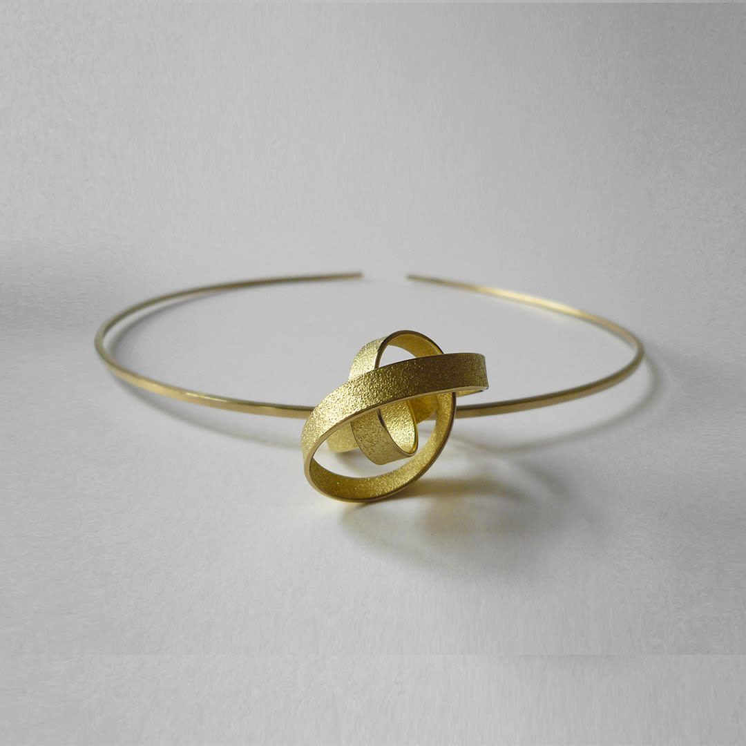 Sculptural ring – curling crest of a wave – in 18 kt Fairtrade Gold by sustainable jewellery artist Ute Decker