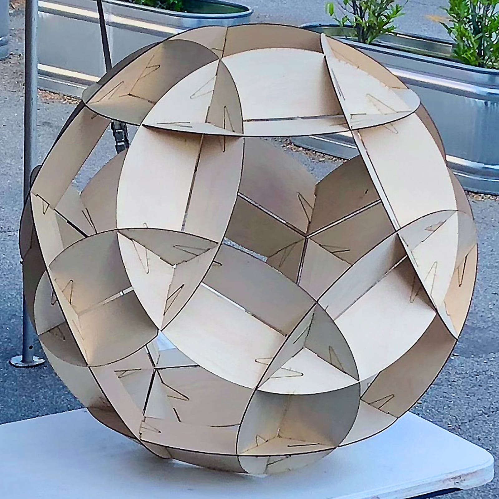 Rinus Roelofs, untitled (wooden sphere), 2018
