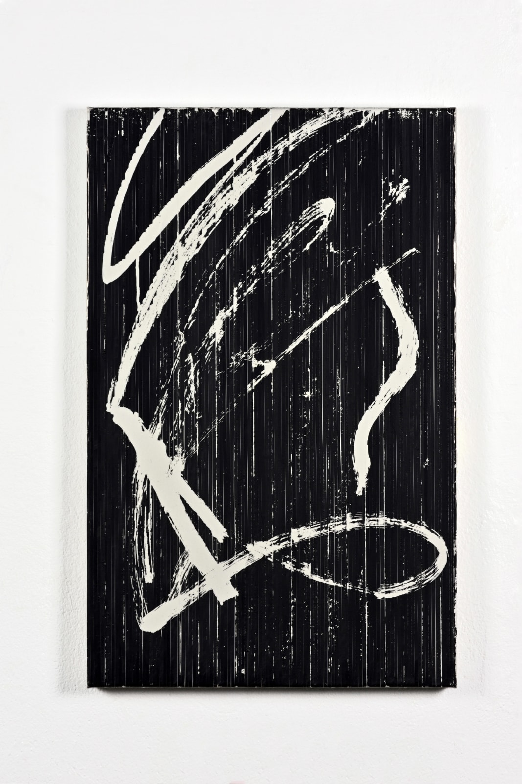 Gregor Hildebrandt, warten, im nassen Gras, 2024