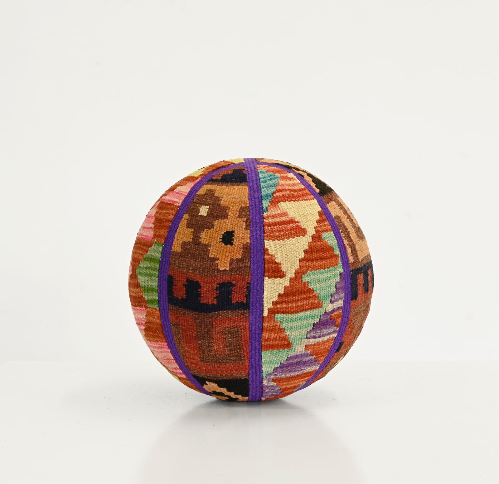 Nevin Aladag, Teppichball # 62 (carpet ball #62), 2023