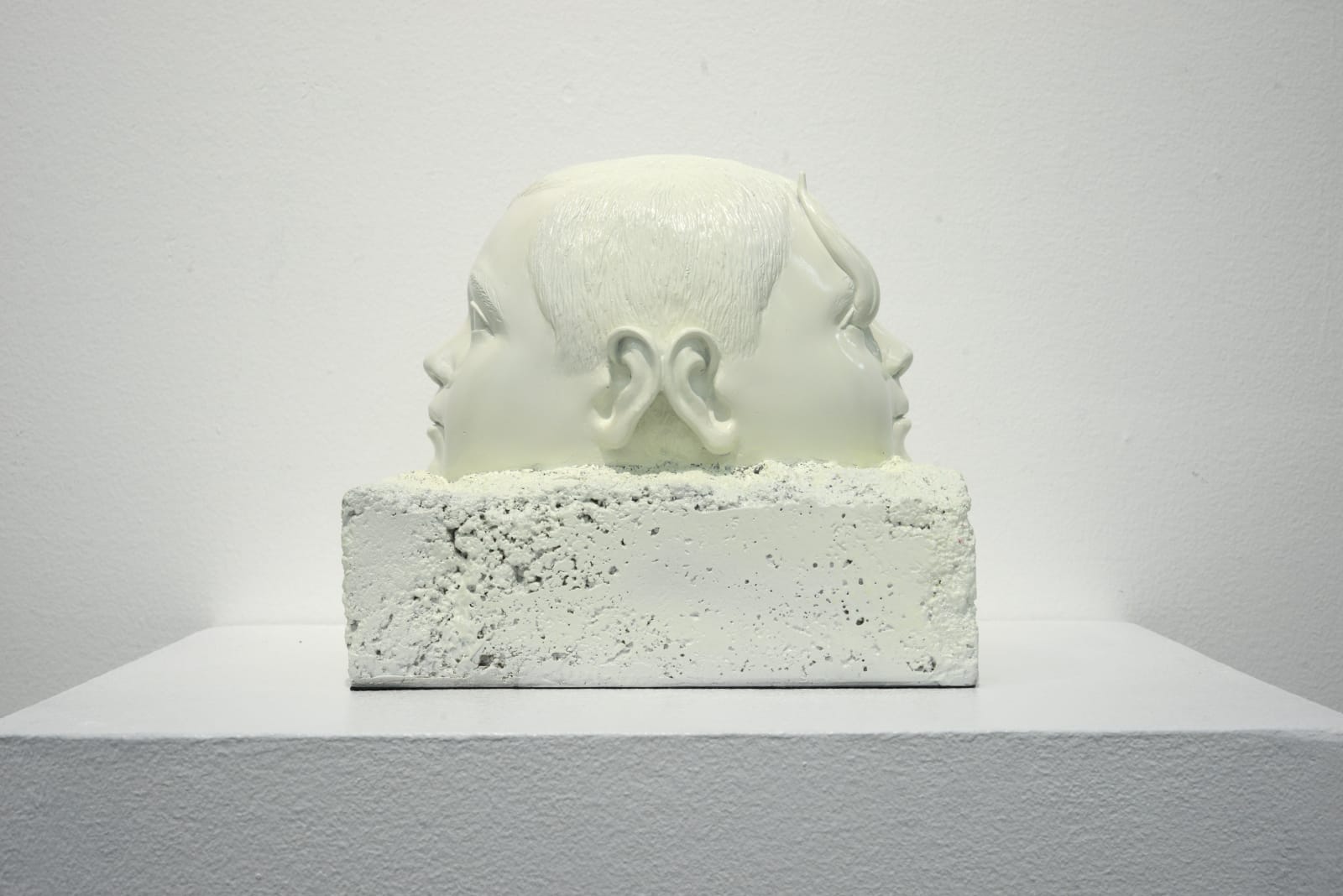 Lynyrd Paras, NAKADILAT SA DILIM (Bone), 2025