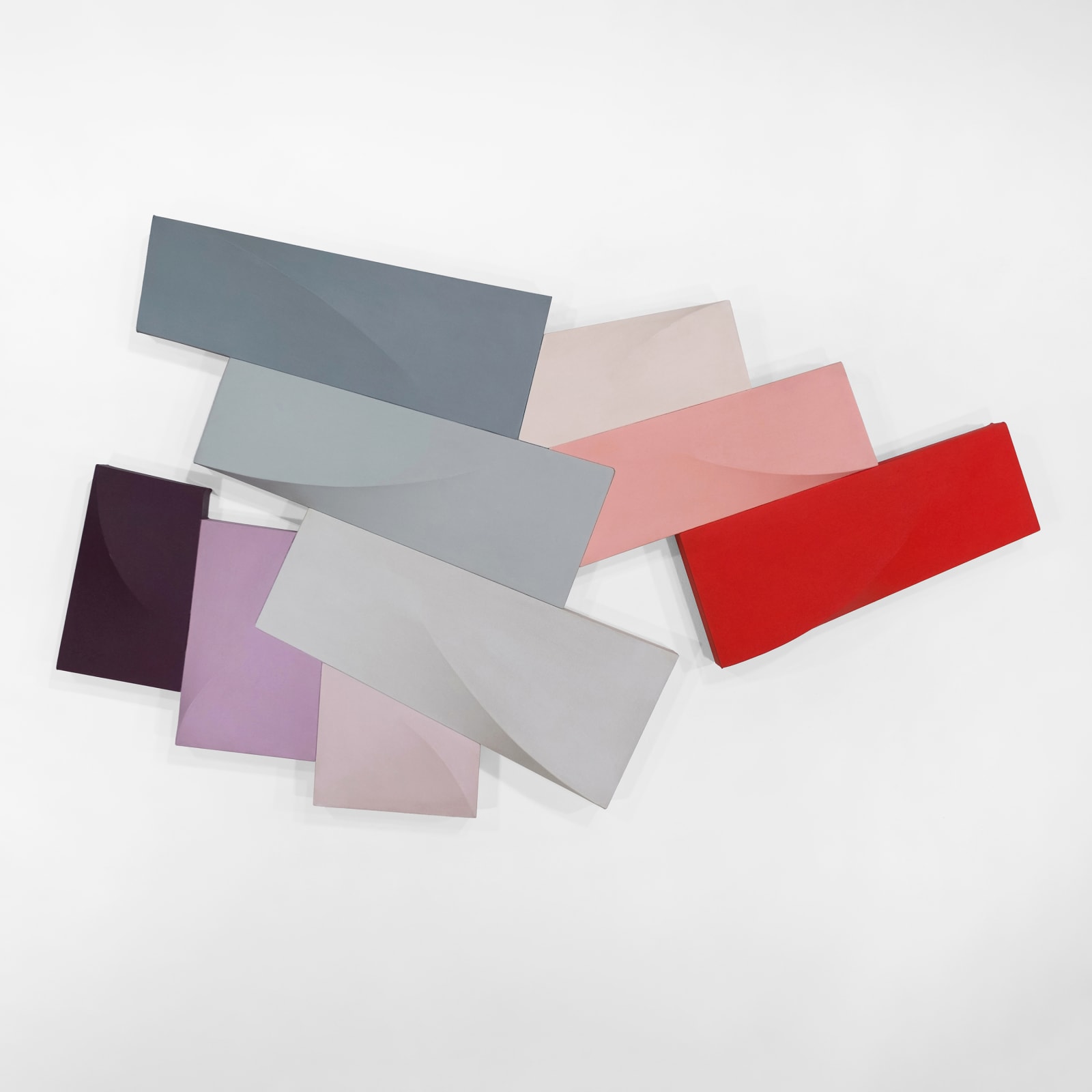 Tridimensional painting of interconnected parallelepipeds in shades of gray, black, violet, pink, and red